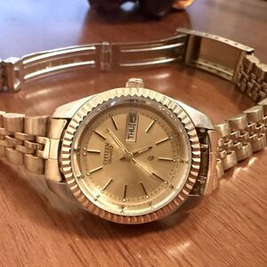 Citizen Quartz Watch gold and silver tone new battery day date